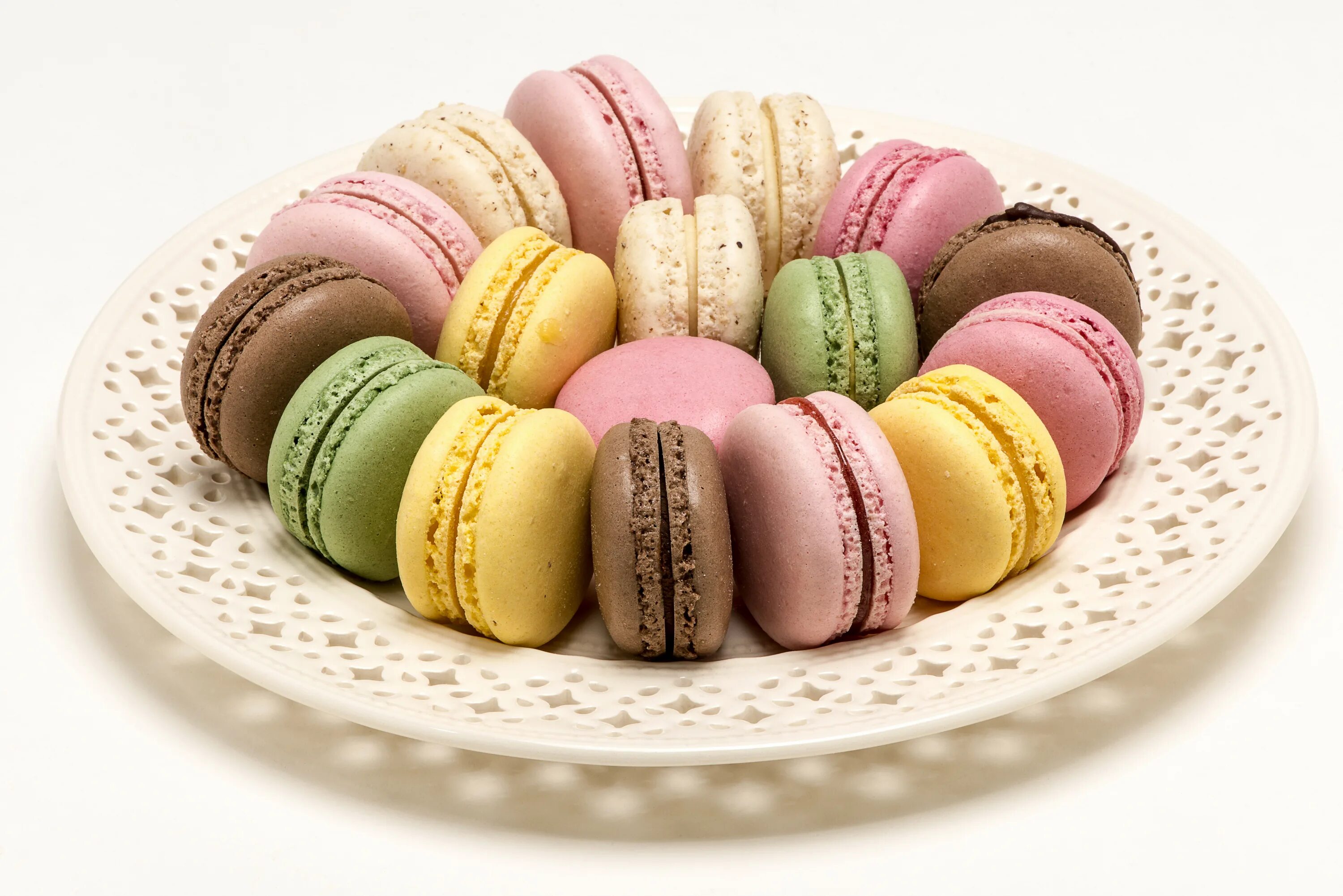 Пирожные макаронс. Макарон макарун макаронс. Макаронс и зефир. Французские макарони. Макаруны.