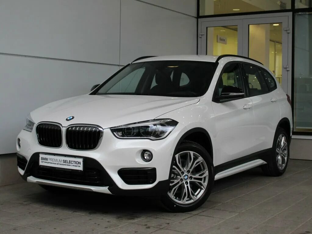 Купить в новгороде бмв. BMW x1 18d XDRIVE II f48. BMW x1 белая. BMW x1 2021 белый. Х1 БМВ 2021 белая.