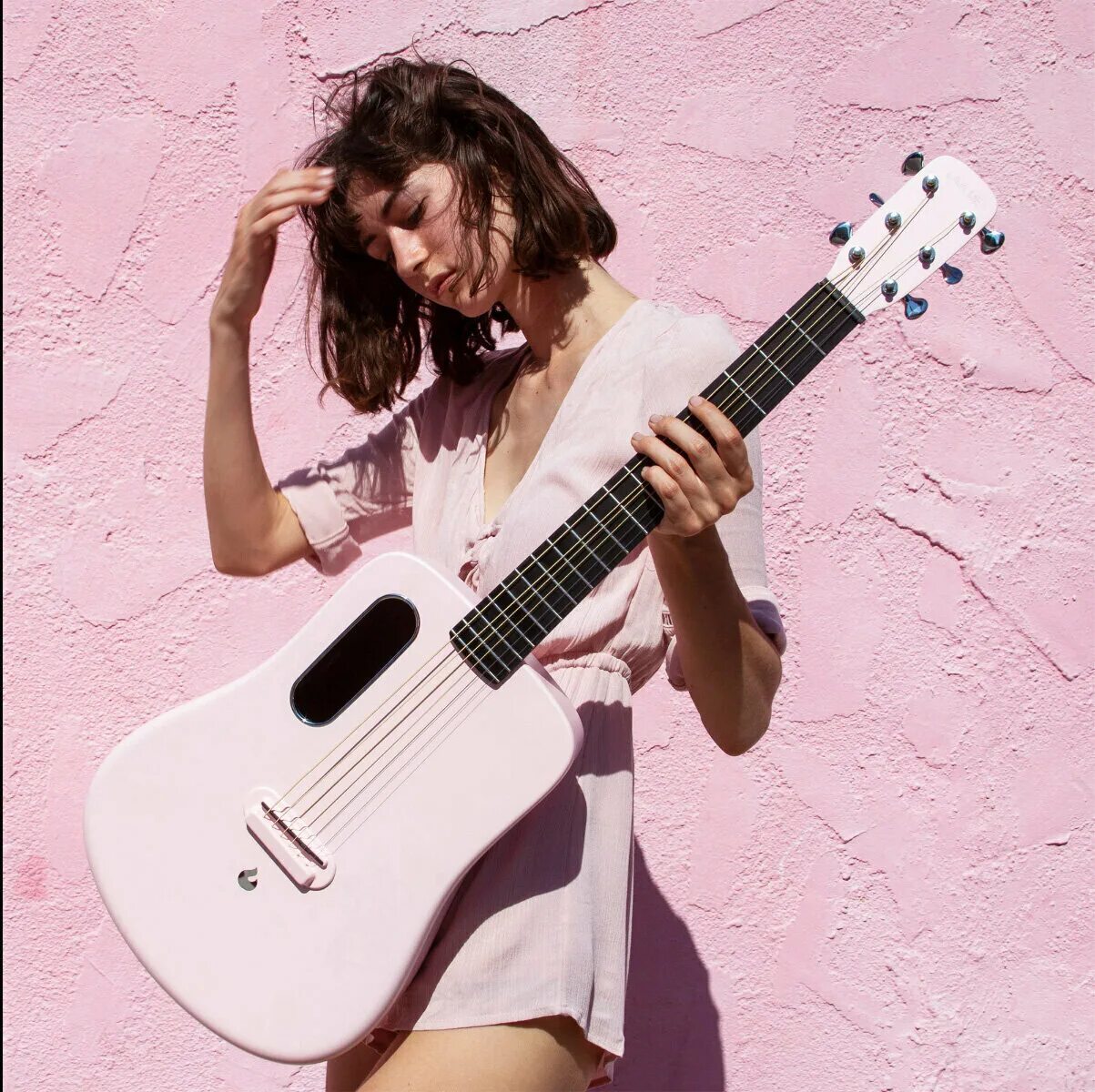Гитара лавами 2 цена. Гитара Lava me 2. Lava me 2 FREEBOOST Pink. Lava me 2 гитара розовая. Электроакустическая гитара Lava me 2.