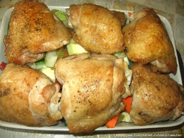 Куриные бедрышки запеченные. Запеченные бедрышки в духовке. Бедро куриное фото. Бердно курицы в духовке. Сколько по времени запекать куриные бедра.