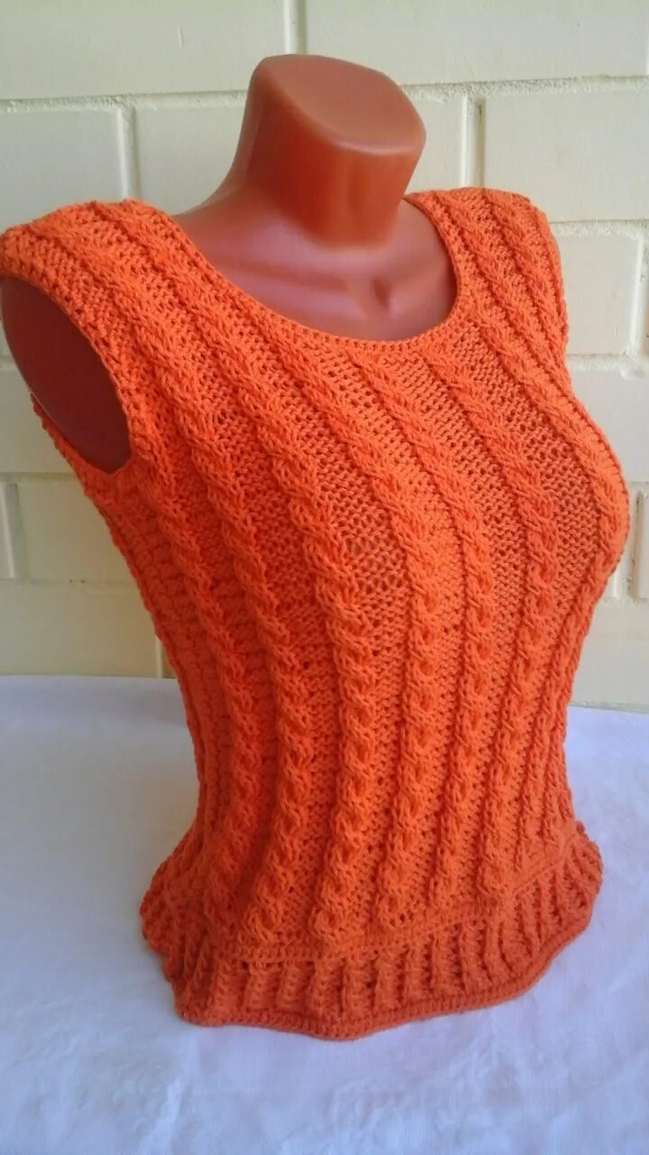 Обвязывание проймы жилета. Вязание v образной горловины спицами для начинающих. Обвязка v образной горловины спицами. V образный вырез горловины спицами. Вязание горловины жилетки.