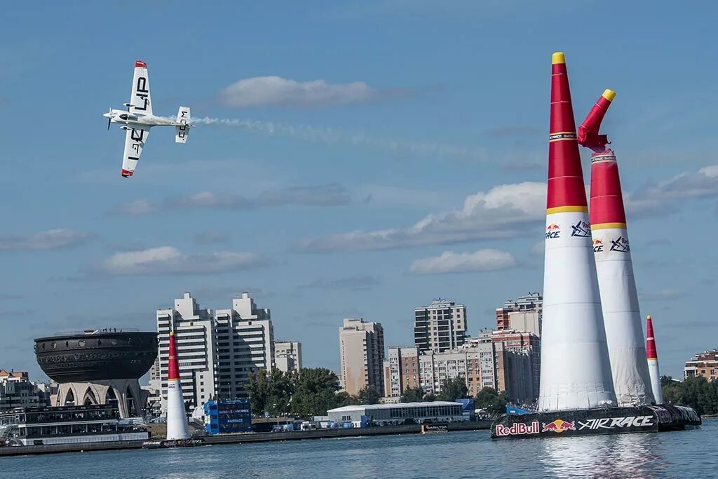 Red bull air race. Red bull air race 2022. Right bull казань. Гонки red bull air race. Ред булл air race.