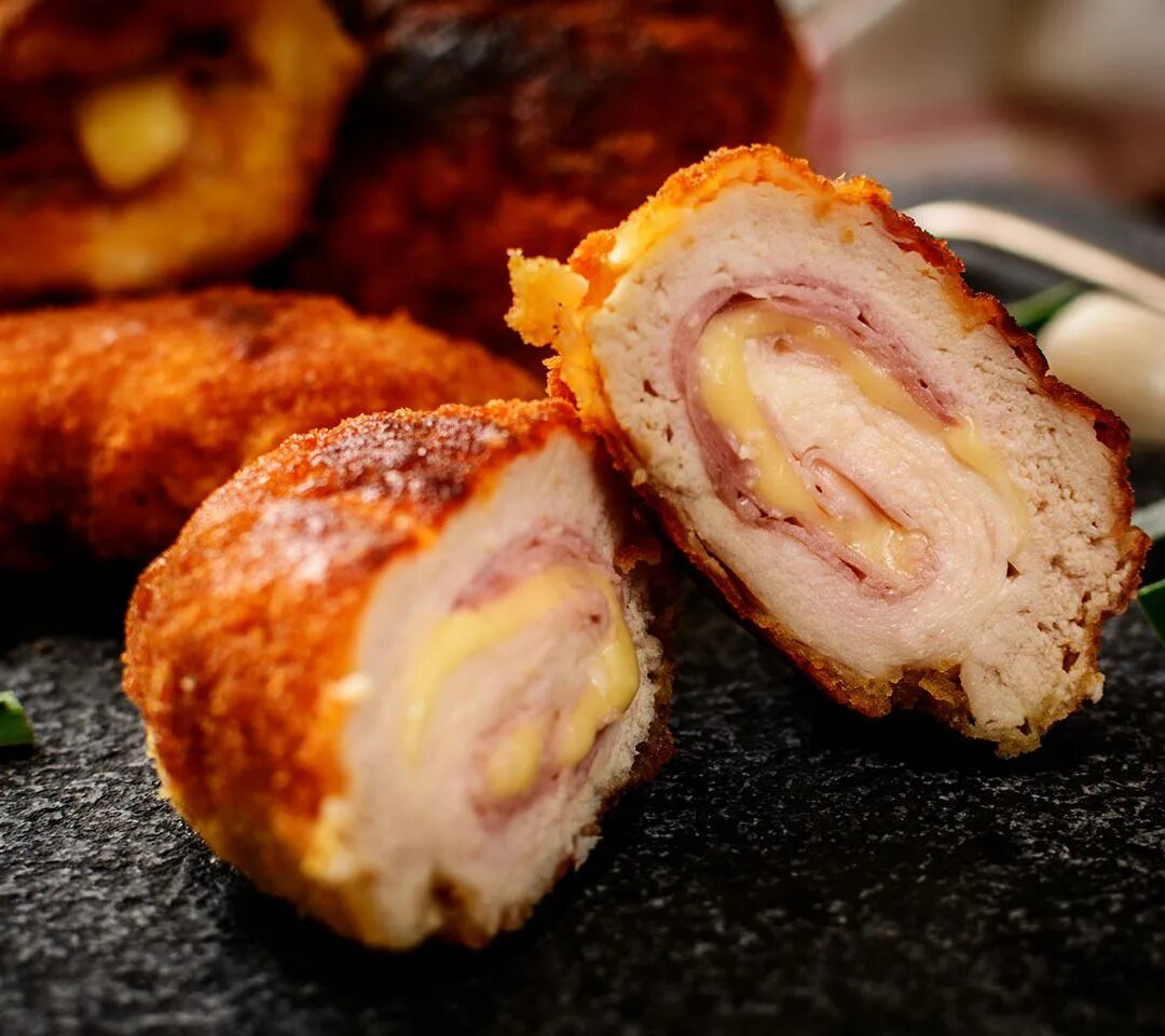 Котлеты кордон блю. Кордон блю. chicken cordon bleu. курица ля-кордон блю.