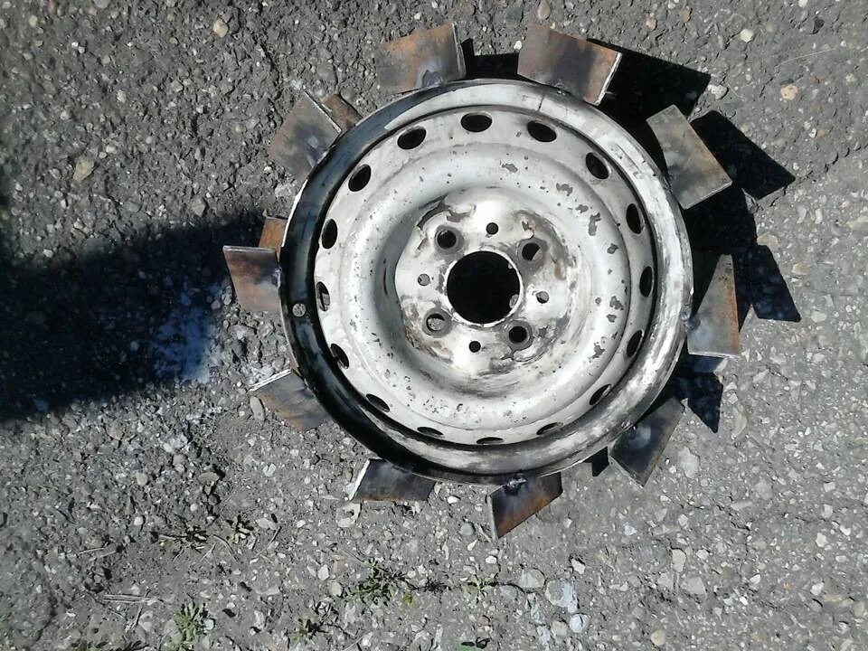 Грунтозацепы из автомобильных дисков. Грунтозацепы для мотоблока нева из жигулевских дисков. Самодельные грунтозацепы для мотоблока. Грунтозацепы из дисков ваз для мотоблока. Грунтозацепы из диска нива 2121.