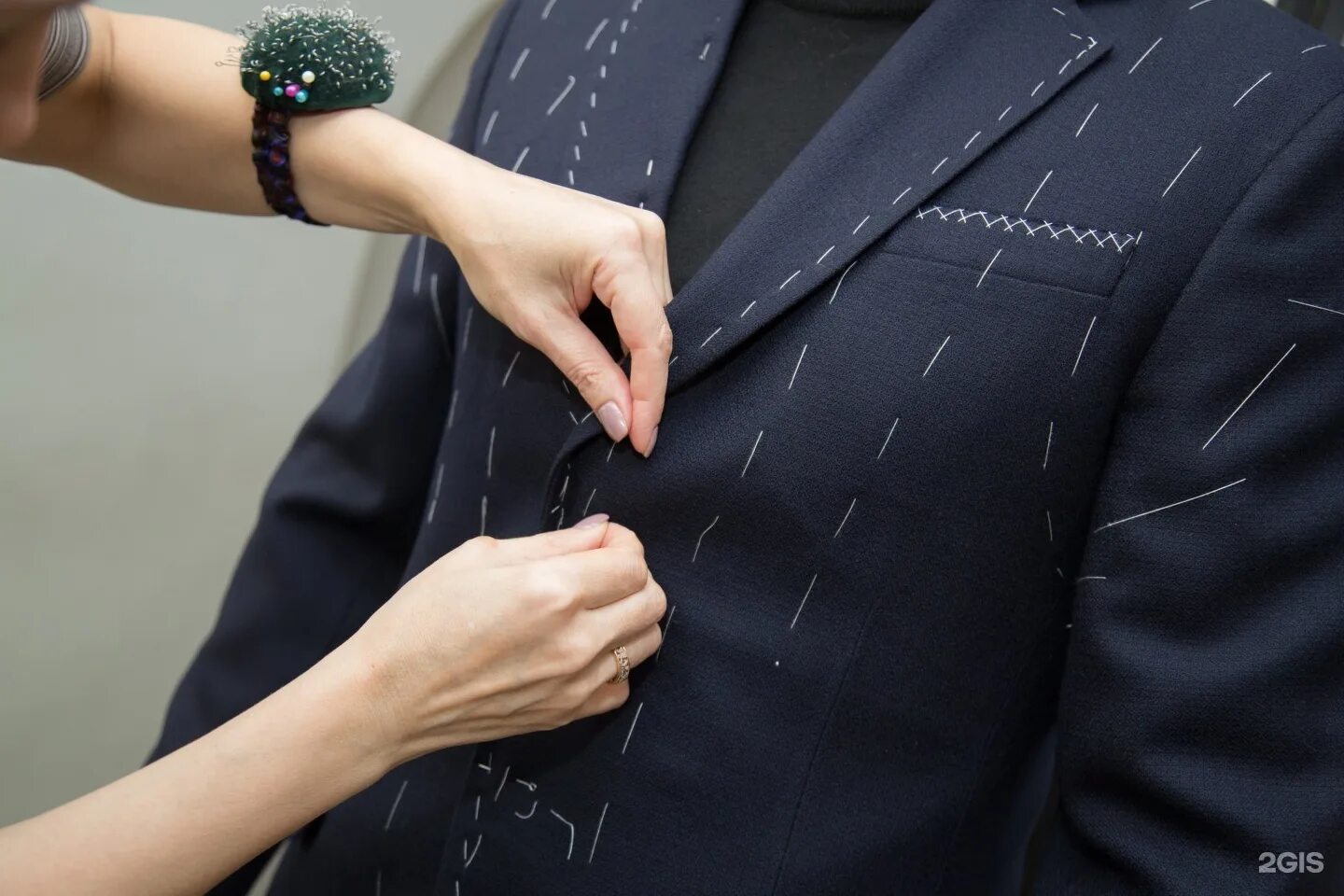 Модельер одежды. Модельер дизайнер одежды. Примерка платья в ателье. Образ ателье. Модельер дизайнер одежды.