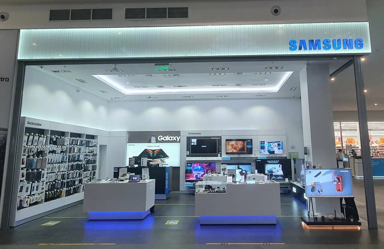 Samsung магазин. Фирменные магазины samsung. Samsung магазин. Самсунг магазин. Самсунг магазин внутри.