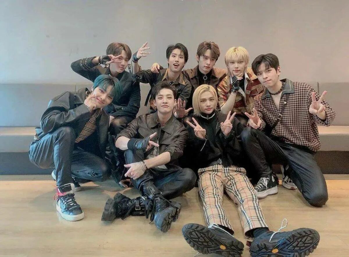 Stray картинки. Группа Stray Kids 2022. Stary Kids группа. JYP Entertainment Stray Kids. Stray Kids участники 2022.