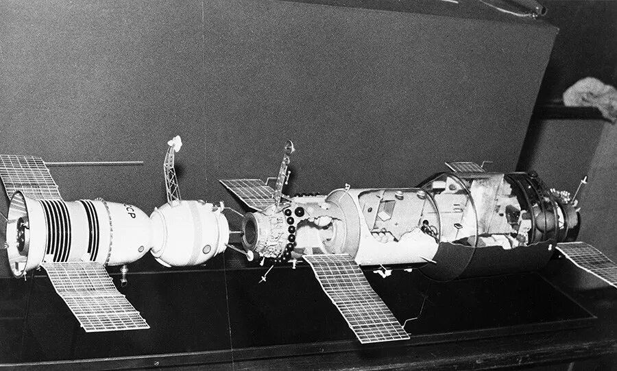 Как называется первая советско российская научная станция. Салют-1 первая орбитальная станция. Первая орбитальная станция салют 1971. 1971 Орбитальная Космическая станция салют. Пилотируемая орбитальная станция «салют-1».