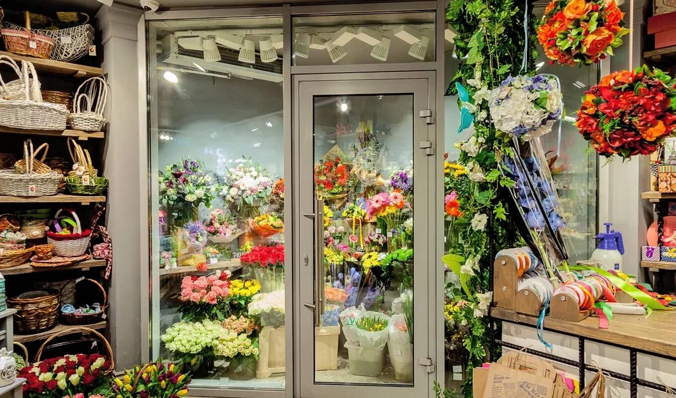 Сколько стоит купить цветочный магазин. Цветочный магазин. Витрина цветочного магазина. Красивый цветочный магазин. Интерьер магазина цветов.