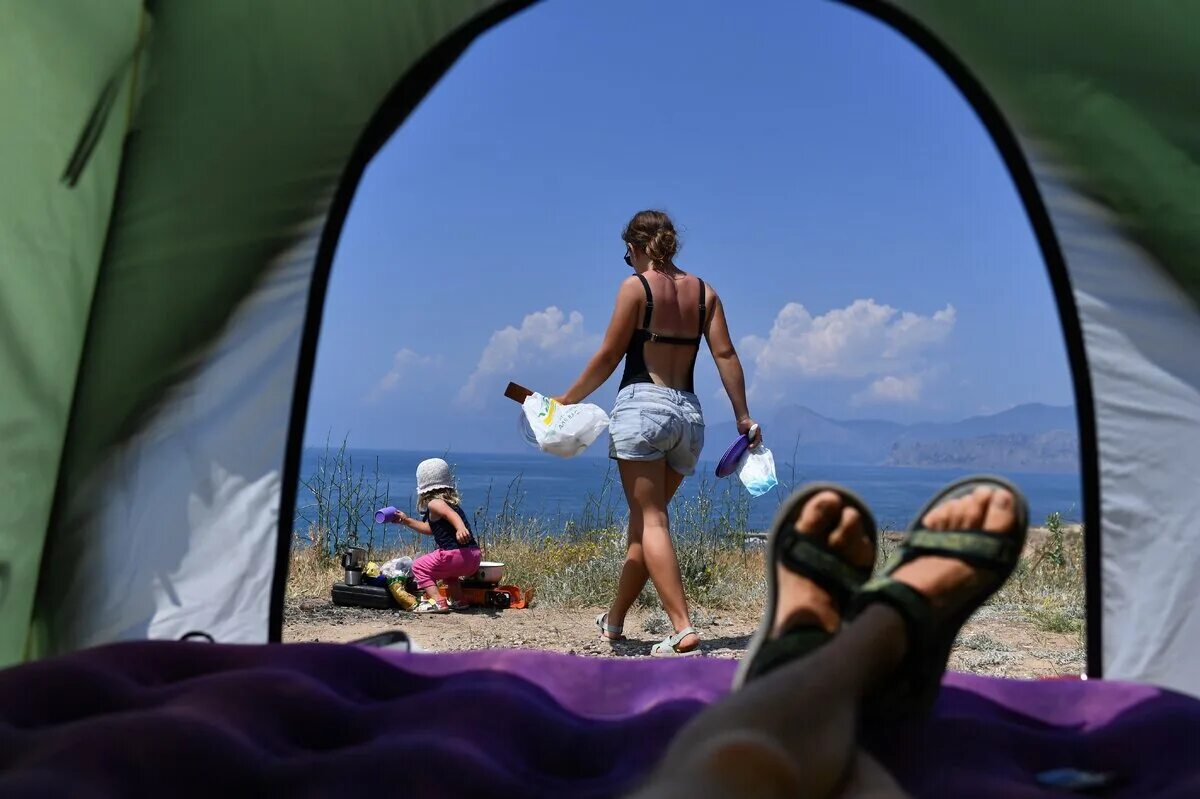 Где остановились на ночевку. В Крым с палаткой. Феодосия кемпинг с палатками. Кемпинг в Крыму с палатками на машине. Вид на дикий пляж из палатки.