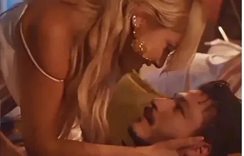 Birbirinden iddialı tercihleri ve cesur pozlarıyla gündemden düşmeyen Hadis...