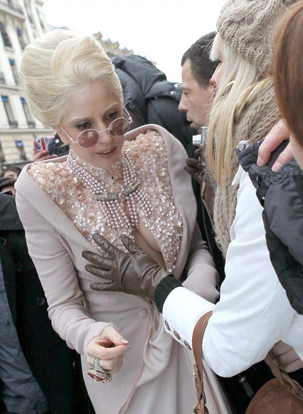 Сиськи Lady Gaga в толпе