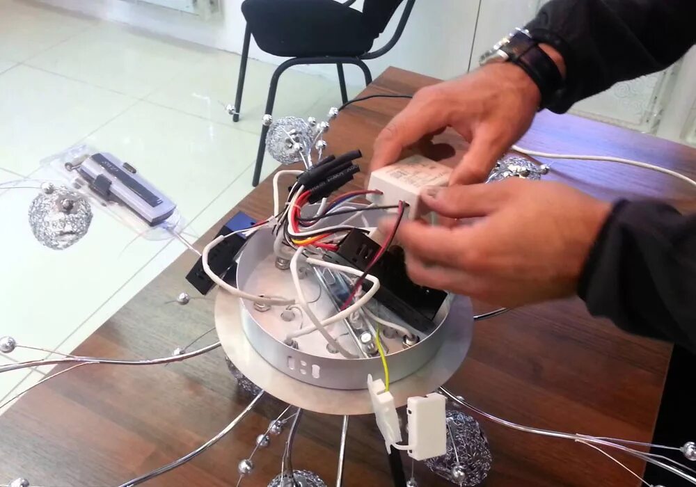 как установить светильники своими руками. как установить светильники своими руками. как установить светильники своими руками. крепление для люстры к потолку. крепление потолочных светильников.