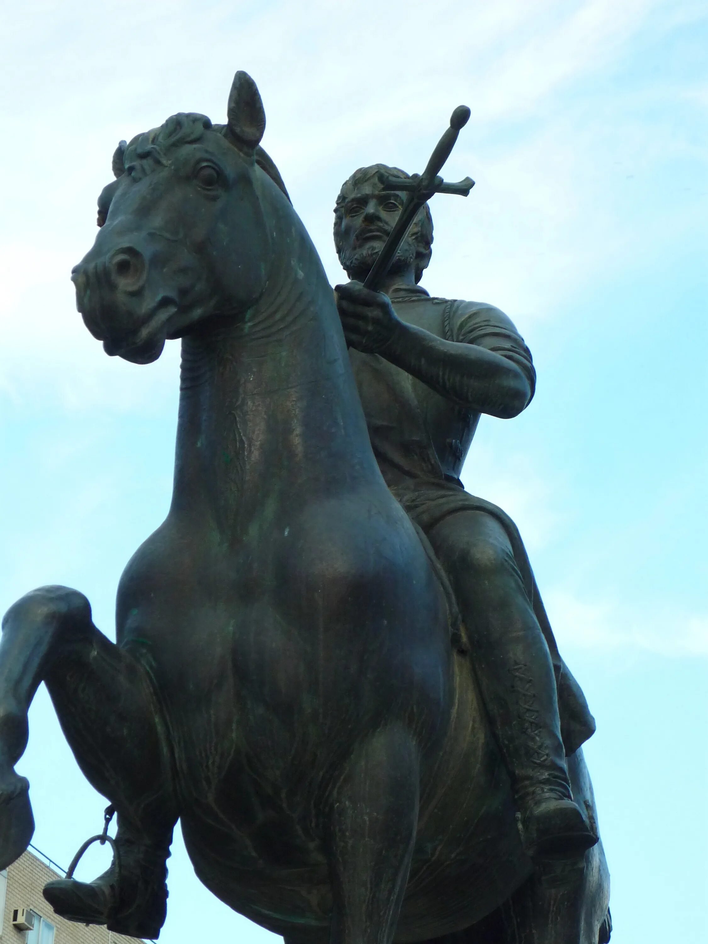 Скульптура на коне. Будапешт статуя всадника. Конные памятники России. Памятник мужчина на коне. Статуя на коне.