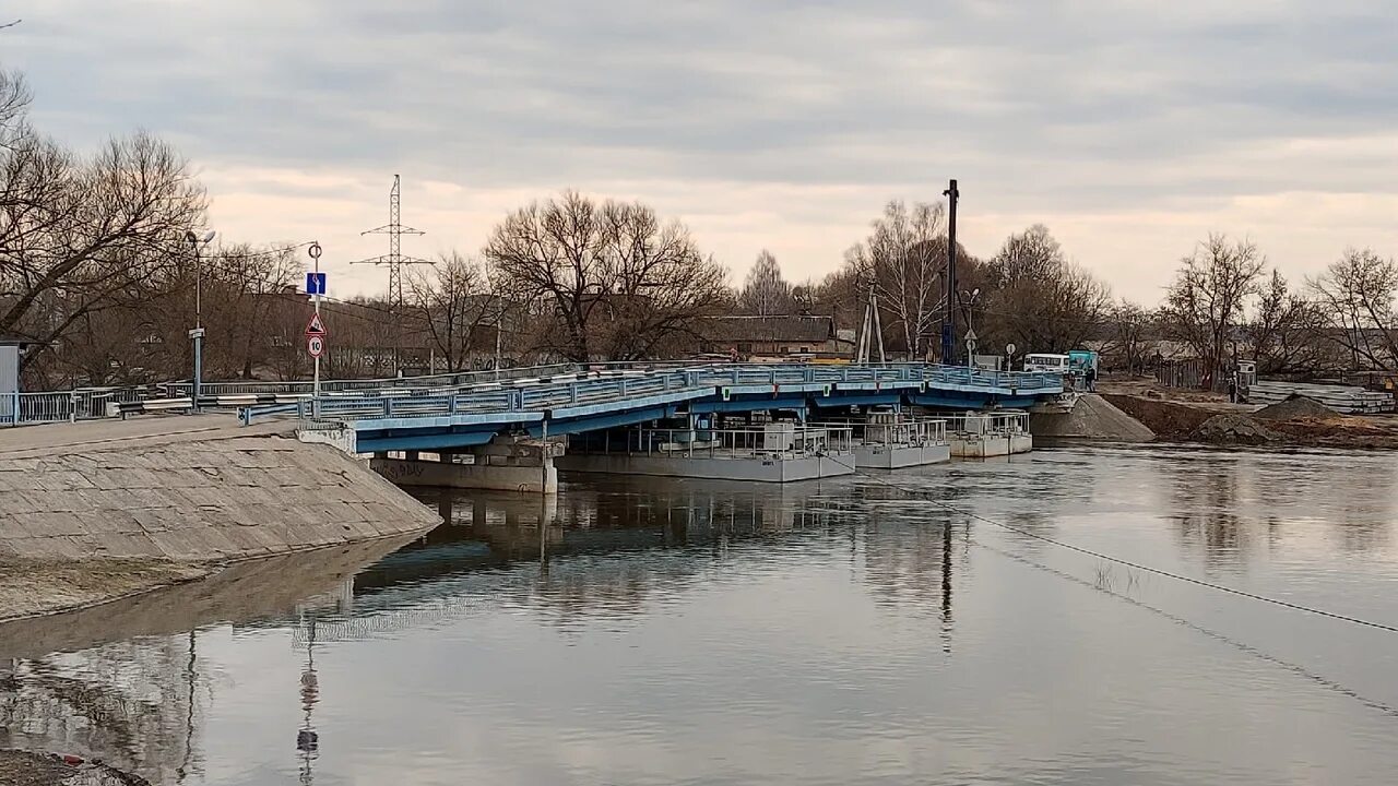 Уровень воды в болве брянск на сегодня. Понтонный мост Брянск набережная. Понтонный мост Брянск разлив. Мост на набережной Брянск. Набережная реки Десна Брянск.