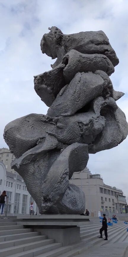 Памятник в Москве большая глина номер 4. Глина номер 4 скульптура в Москве. Скульптура глины на Болотной набережной. «Большая глина № 4» Урса Фишера. Болотная глина
