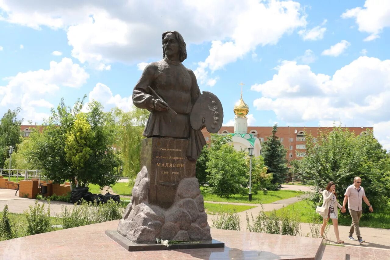 Бузулук оренбургская область что случилось. Памятник Малявину город Бузулук. Троицкий парк Бузулук. Памятники города Бузулука. Памятники Бузулука Кириллова.