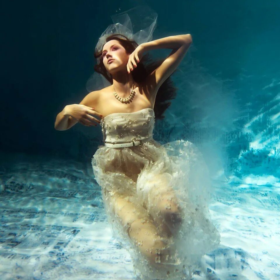 Девушка в воде красиво. Фотосессия под водой. Девушка под водой. Девушка в плате под водой.