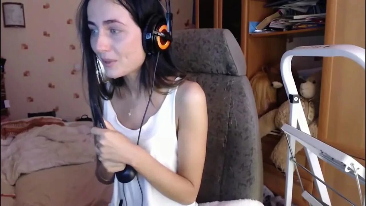 взломай и подружись со стримершей