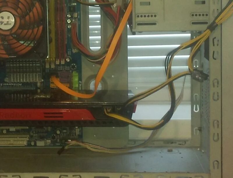 Видеокарта не влезает в корпус. Видеокарта не помещается в корпус. Сборка пк. Видеокарта не влезла в пк. Видеокарта для маленького корпуса.