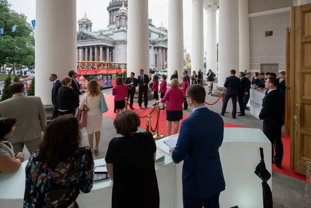 Прием спб отзывы. Манеж Питер выставки. Манеж Санкт Петербург мероприятия. Губернаторский прием СПБ. ПМЭФ зал выставка.