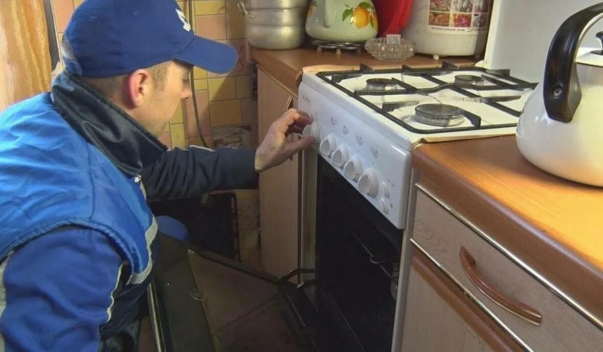 газовая плита подключаем шланг. электроплита в квартире. обычную газовую плиту в встраемую. квартира без газовой плиты. кухонный гарнитур с отдельно стоящей плитой.