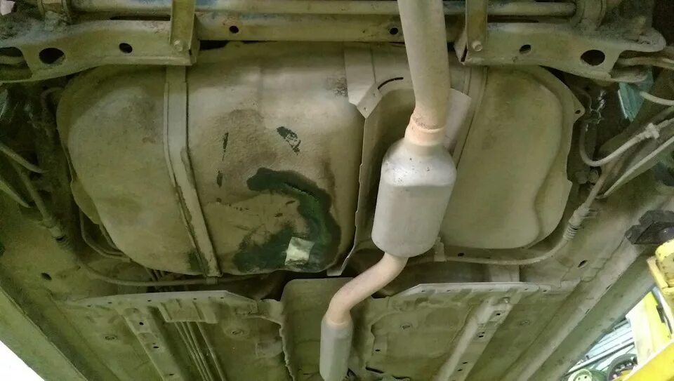 Защита бензобака Митсубиси Лансер 2008. Пробитый топливный бак. Пробитый бак на машине. Бензобак автомобиля.