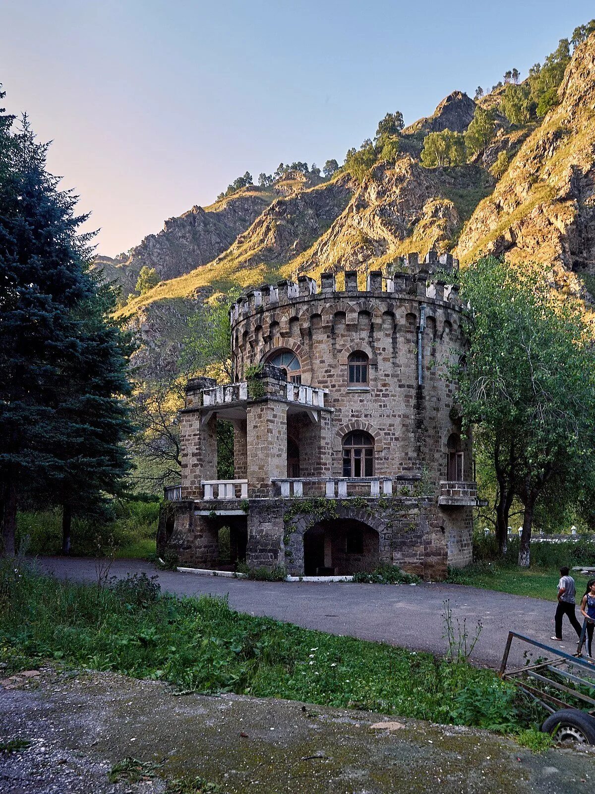 Долина нарзанов кисловодск экскурсия. Долина нарзанов экскурсия отзывы. Река хасаут долина нарзанов. Замок в кбр долина нарзанов. Долина нарзанов кабардино-балкария кисловодск.