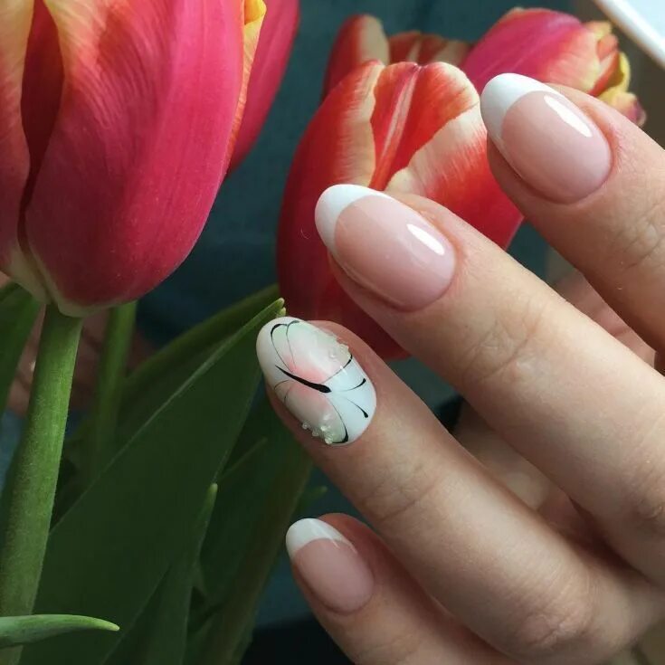 Тюльпаны на ногтях фото. Тюльпаны на ногтях. Маникюр френч с тюльпанами. Дизайн ногтей с тюльпанами.