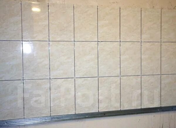 Укладка керамической плитки в ванной. Укладка плитки л на стены. Укладка плитки на стену на кухне. Укладка керамогранита на стену. Монтаж плитки в ванной.