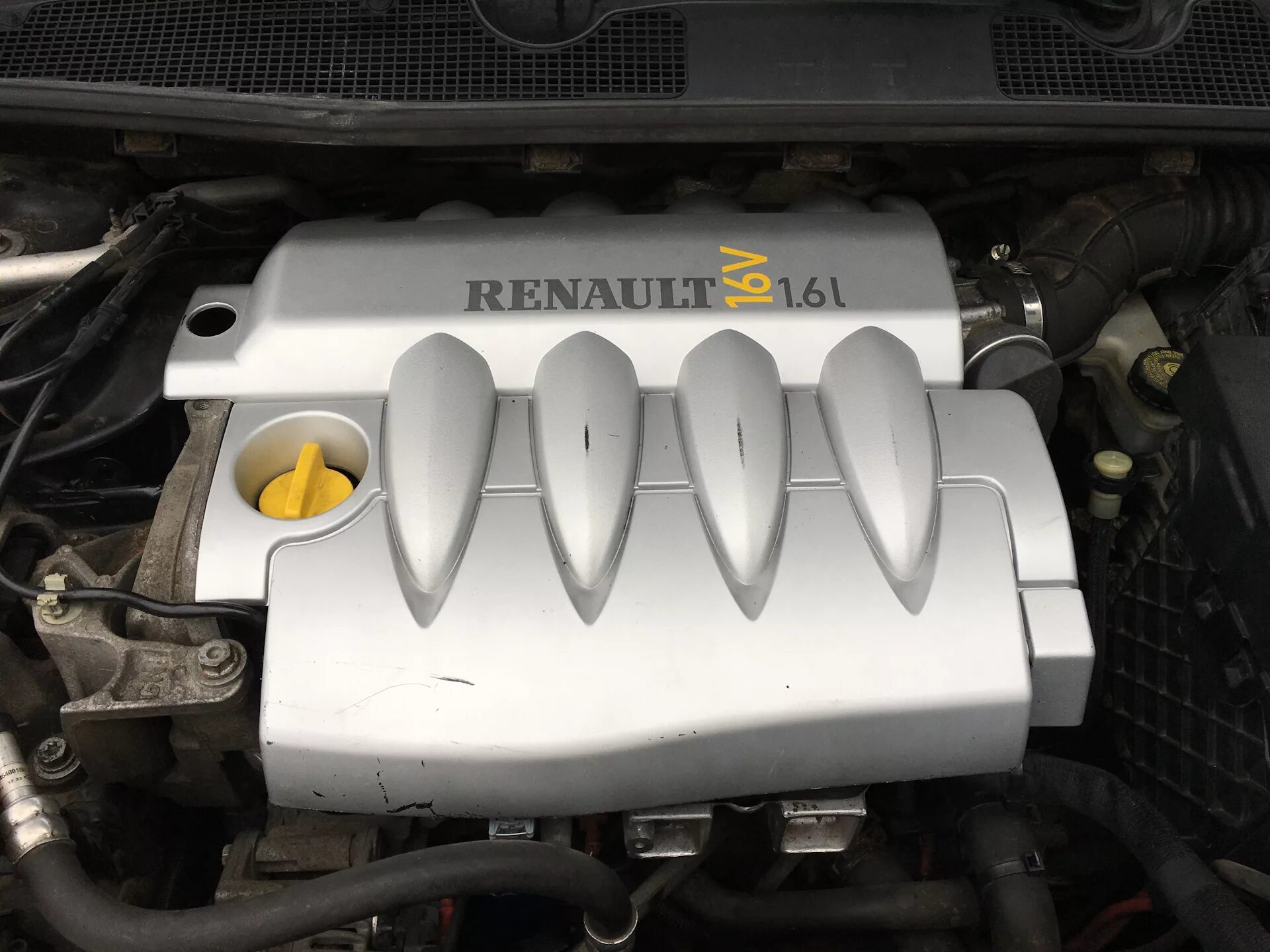 Renault fluence двигатели. Крышка двигателя Renault Fluence 1.6. Декоративная крышка двигателя Рено Флюенс 1.6. Декоративная накладка на двигатель Рено Флюенс 1.6. Крышка двигателя Рено к4м.