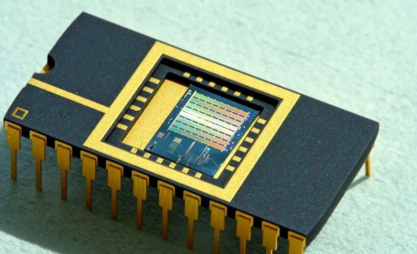 Оптическая микросхема. Монолитная интегральная схема. Um3561 dip-8. D-wave quantum computer. Фотонные кремниевые чипы.