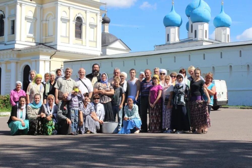 Паломнические поездки по святым местам. Святые места крыма. Паломники в дивеево. Религиозный и паломнический туризм. Паломничество в туркестан по святым местам.