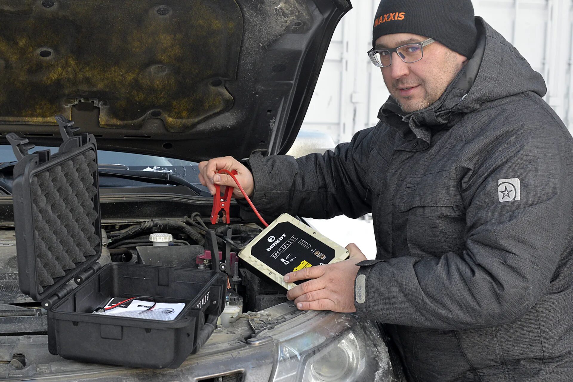 Завести автомобильного аккумулятора. Запуск аккумулятора автомобиля. Запуск автомобиля с разряженным аккумулятором. Аккумулятор для заводки автомобиля. Завести авто.