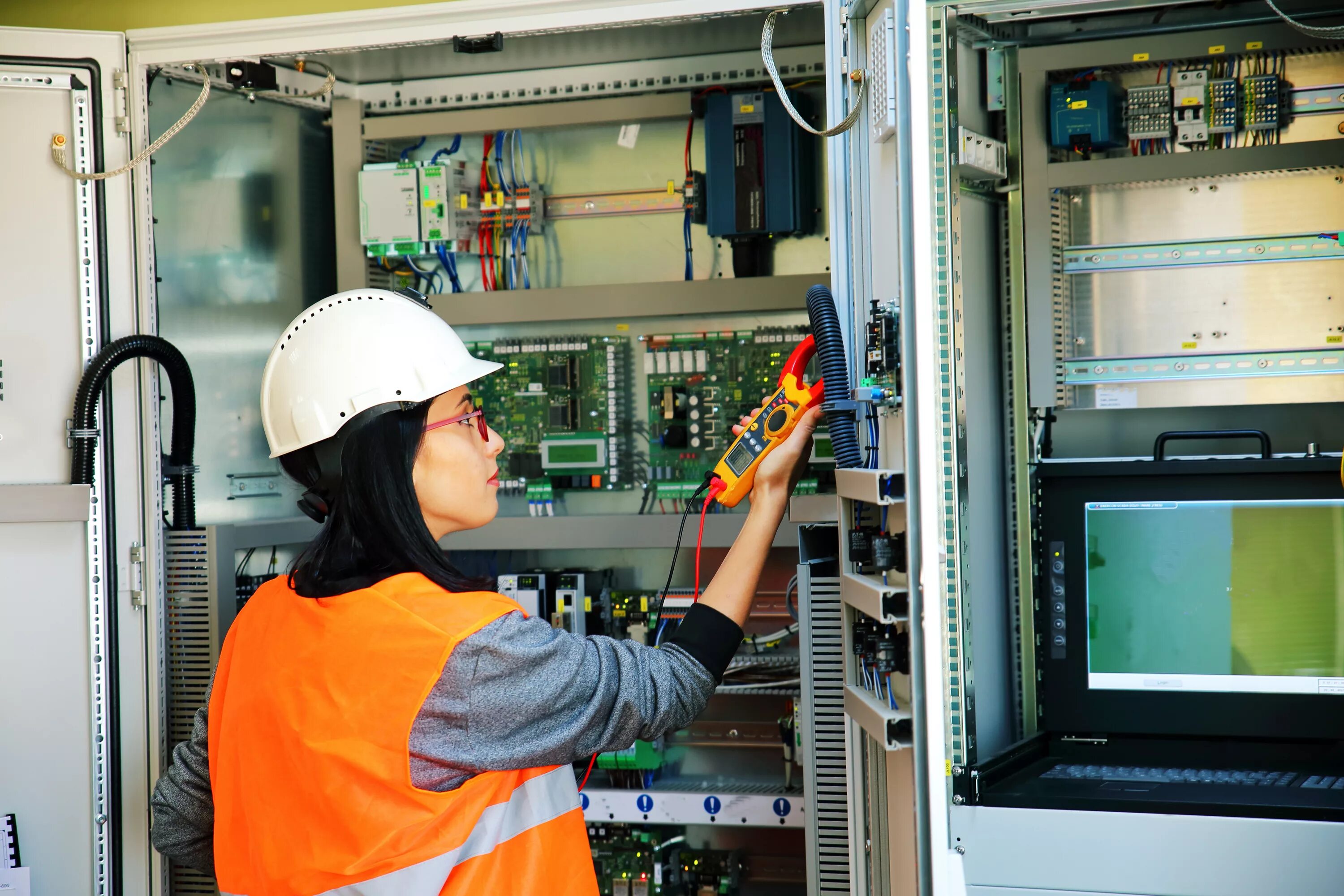 Электрика. Electricity engineer. Электромонтажник. Электроснабжение. Девушка с электрикой.