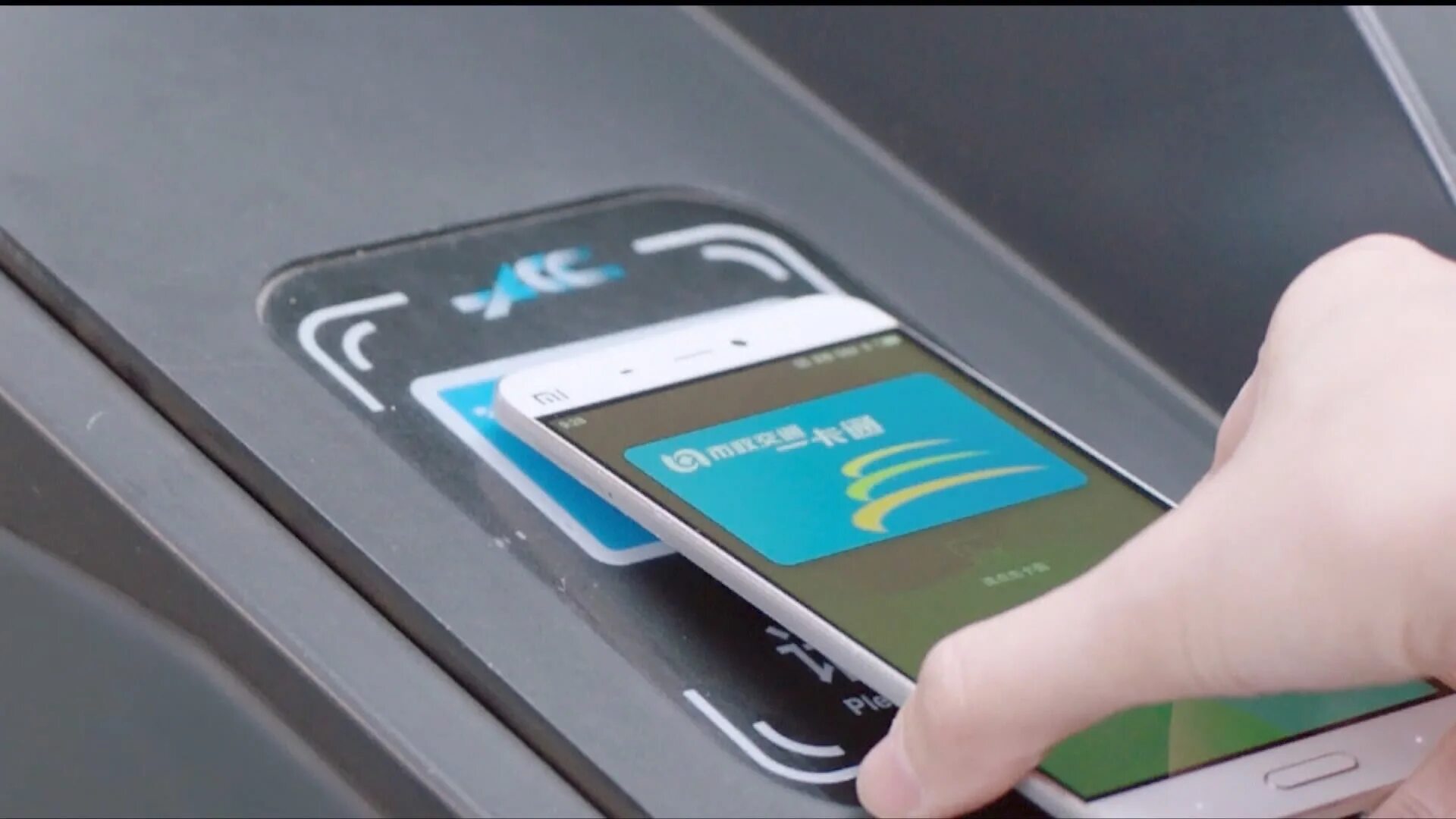 Человек с телефоном cj cgbys. Use phone instead. Use phone instead. Человек с телефоном в руке. Use phone instead.