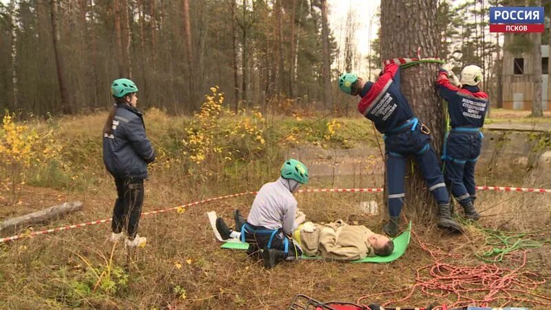Будущее спасатели. Эвакуация пострадавших. спасатели молодежка онф тушение пожаров. следить за пострадавшим. картинки пожарные спасают на дтп.