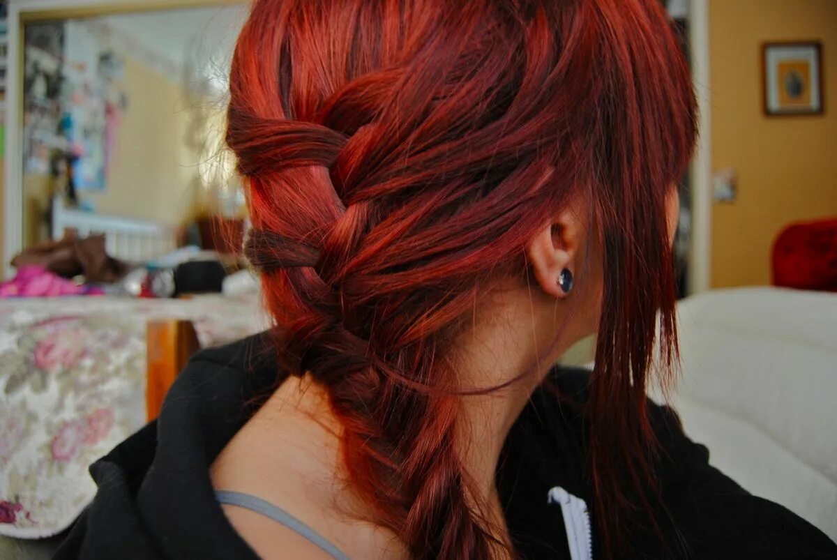 My hair is red. Йери red velvet с красными волосами. Красные волосы со спины. Pillarbox red manic panic. My hair is red.