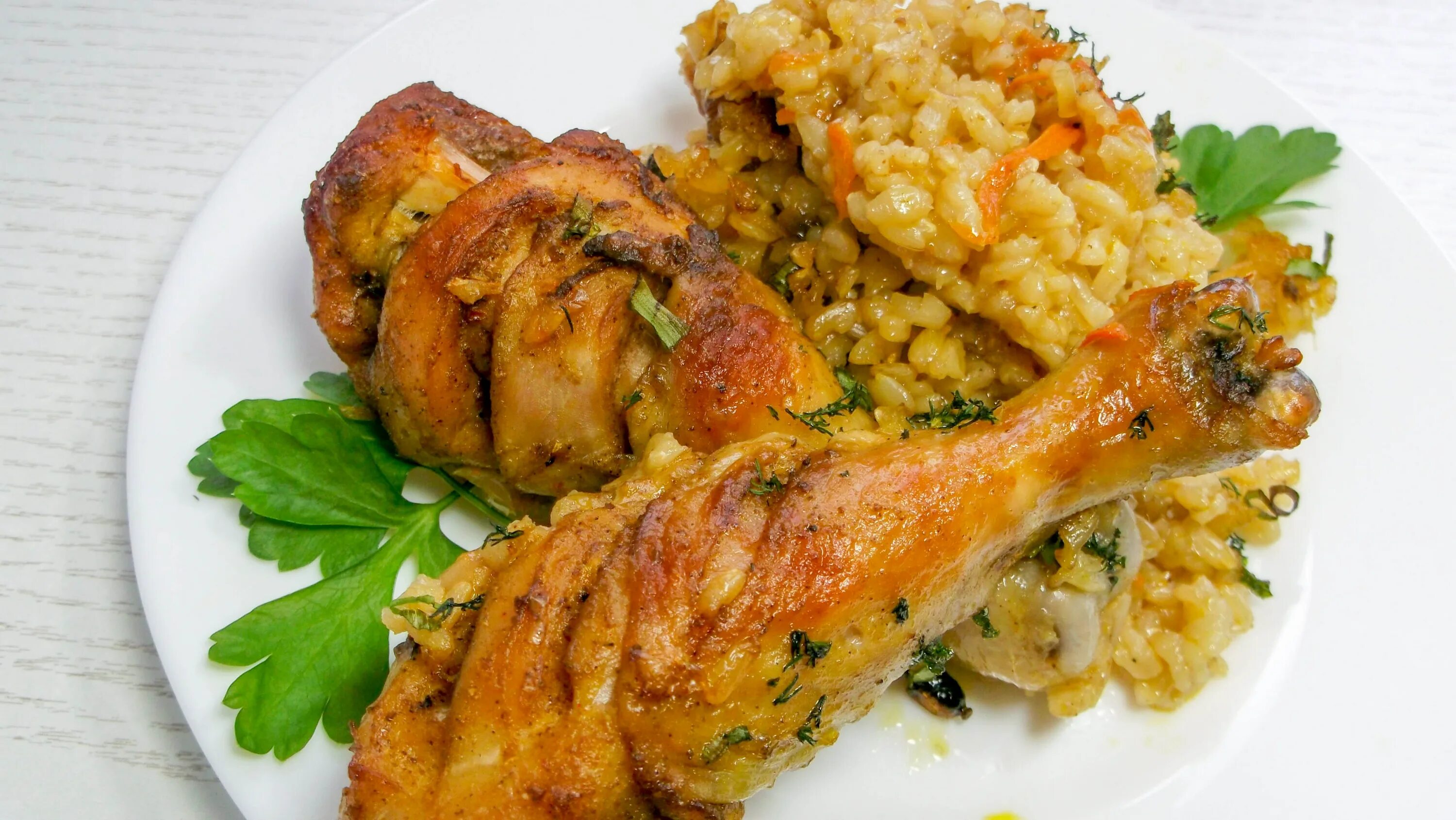 Куриные голени с рисом в духовке. Курица запеченная с рисом. Рис с куриными ножками. Куриные ножки с рисом в духовке. Рис с куриной ножкой.