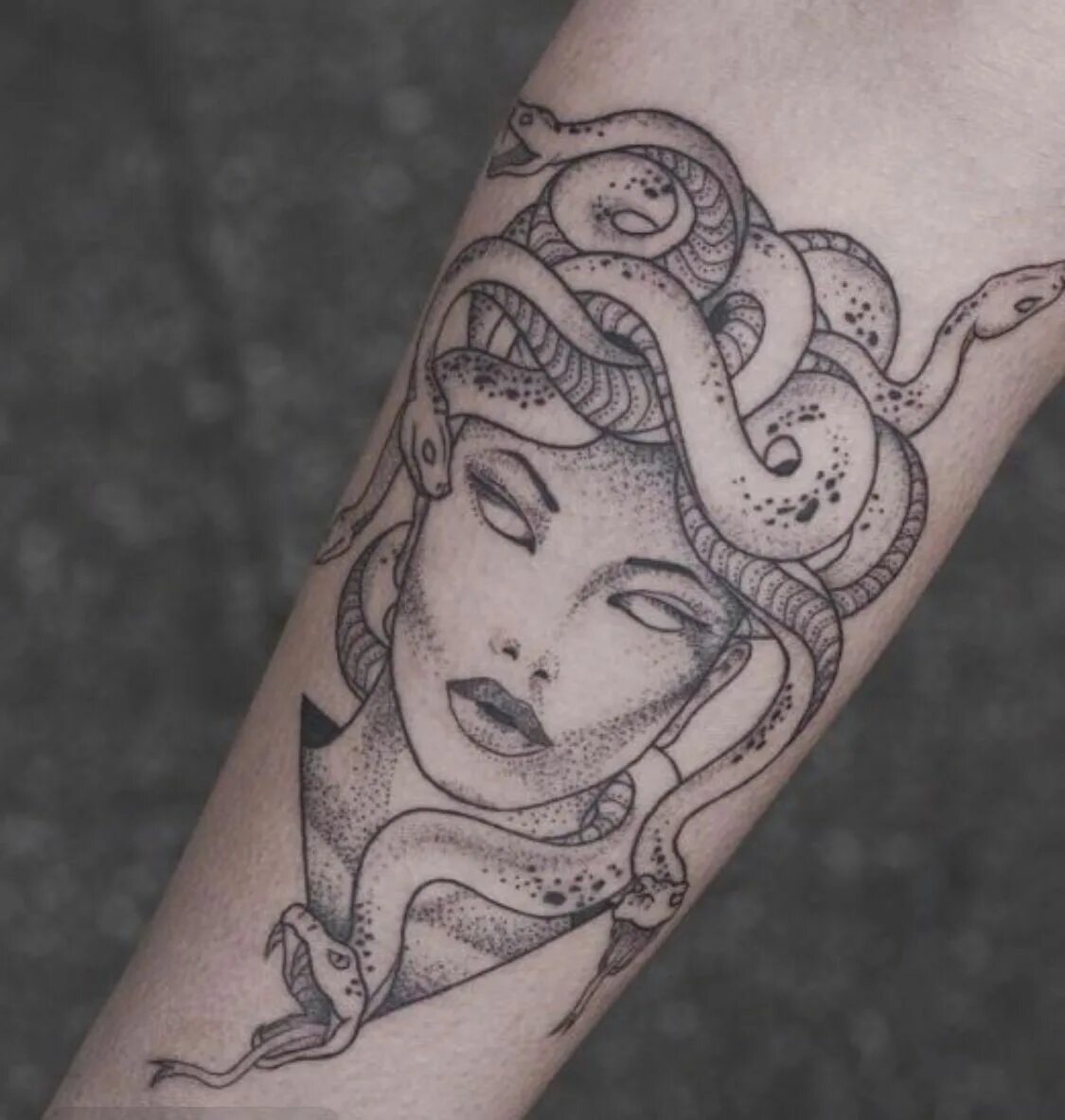 Тату волк для девушки. Тату девушка с рожками. Что обозначает татуировка девушка. Медуза горгона нью скул. Что обозначает татуировка девушка.