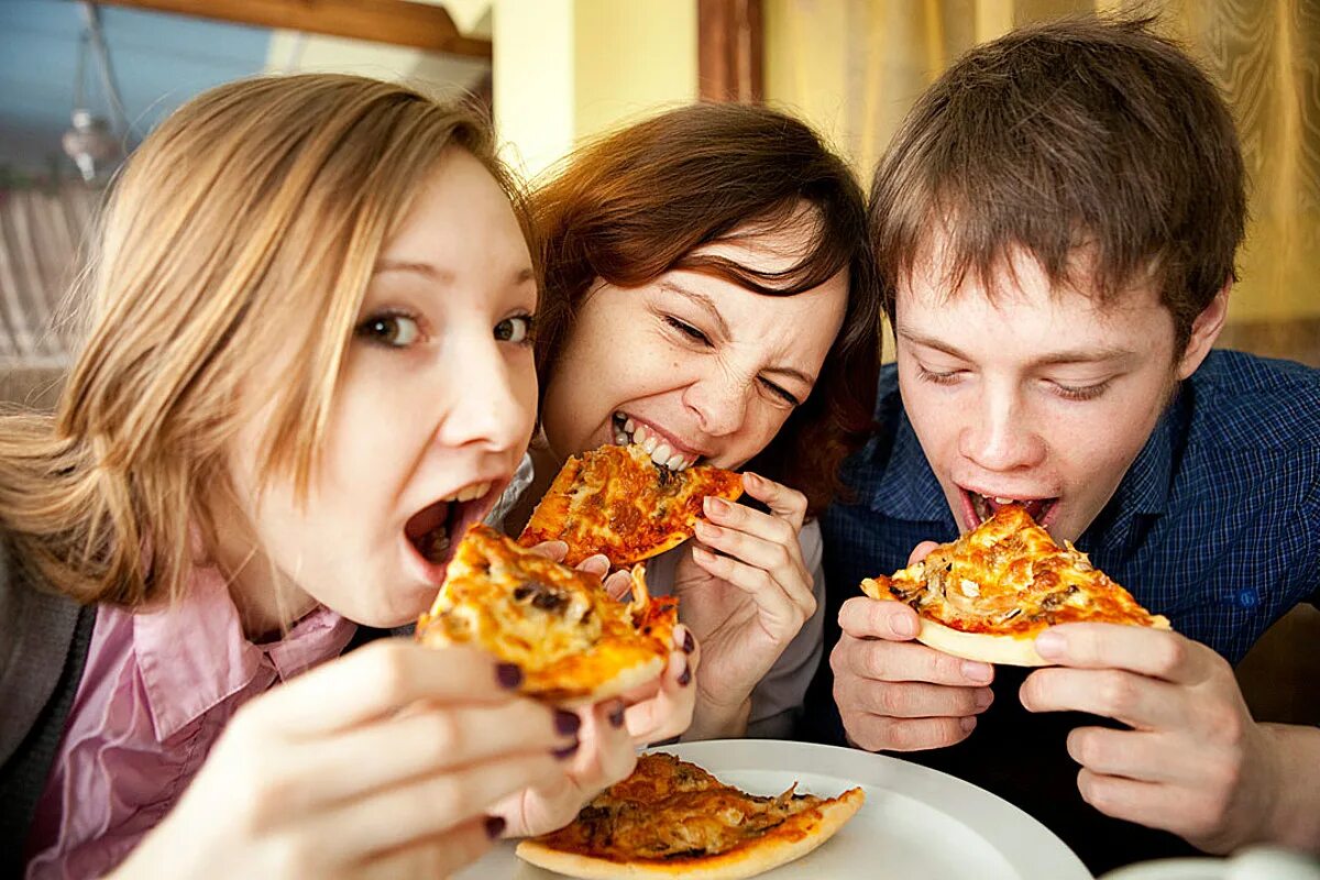 They were eating. Подростки и пицца. Ест пиццу. Семья ест пиццу. Молодежь ест пиццу.