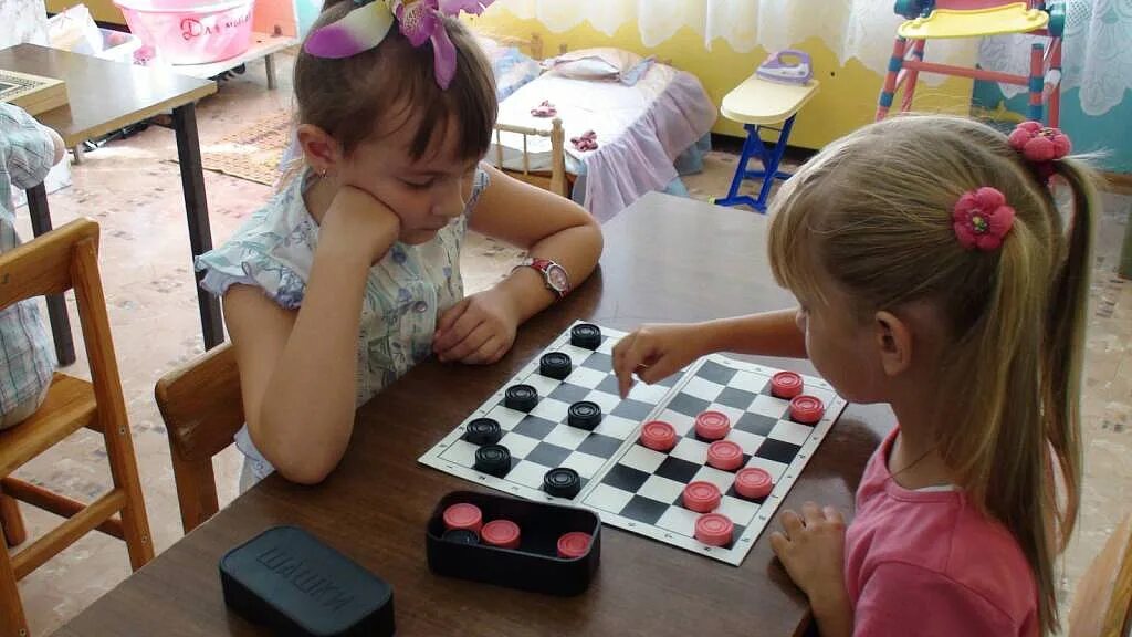 Как научить ребенка шашкам. Шашкам в доу. картинки шашки для детей в детском саду. шашки в доу. шашки кружок для детей.