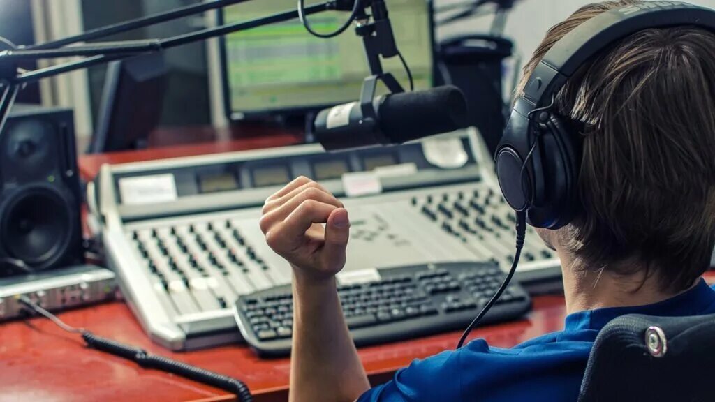 диджей в клубе. музыка для диджеев. диджей. фотосессия для диджея. диджейский пульт в клубе.