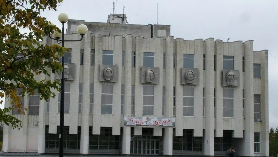 Драмтеатр комсомольск. Драматический театр г комсомольска-на-амуре. Театр драмы комсомольск-на-амуре. Драматический театр комсомольск-на-амуре. Театр комсомольск на амуре.