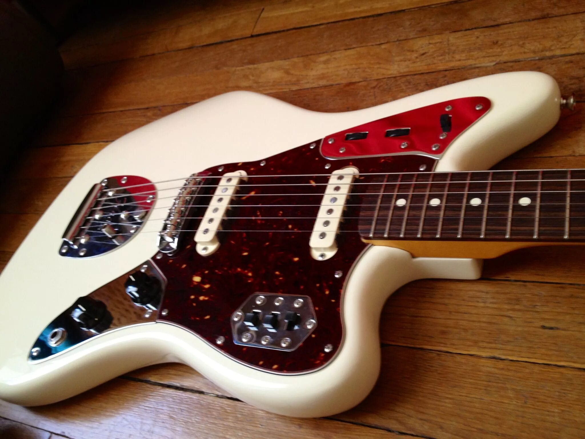 Гитара Fender Jaguar. Гитара Ягуар стратокастер. Электрогитара Fender American Vintage '62 Jaguar. Fender Jaguar White. Японские электрогитары