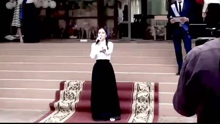 Девочка поет про чечню. Чечня девушка поет. Чеченская девушка поет в зеленой одежде. Чеченский концерт 05. Чечня девушка поет.