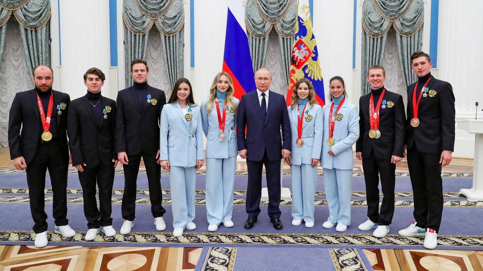 Награждение спицына. Награждение олимпиады 2022 в Кремле.