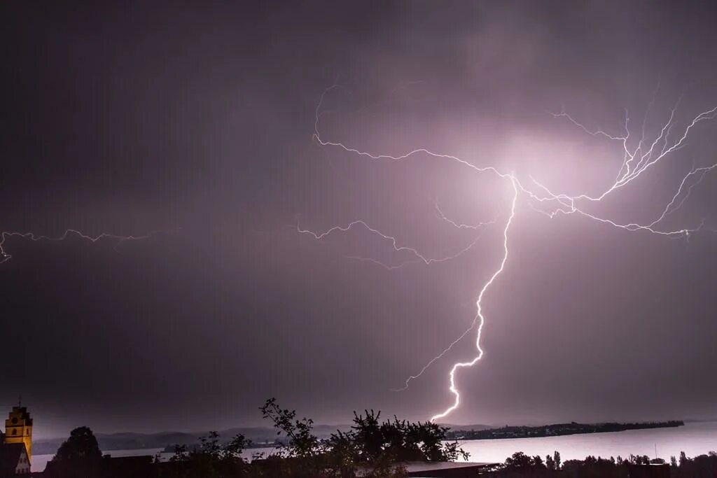 Вспышка молнии какое явление. Молния. Вспышка молнии какое явление. Электрические явления в атмосфере. Гроза молния.