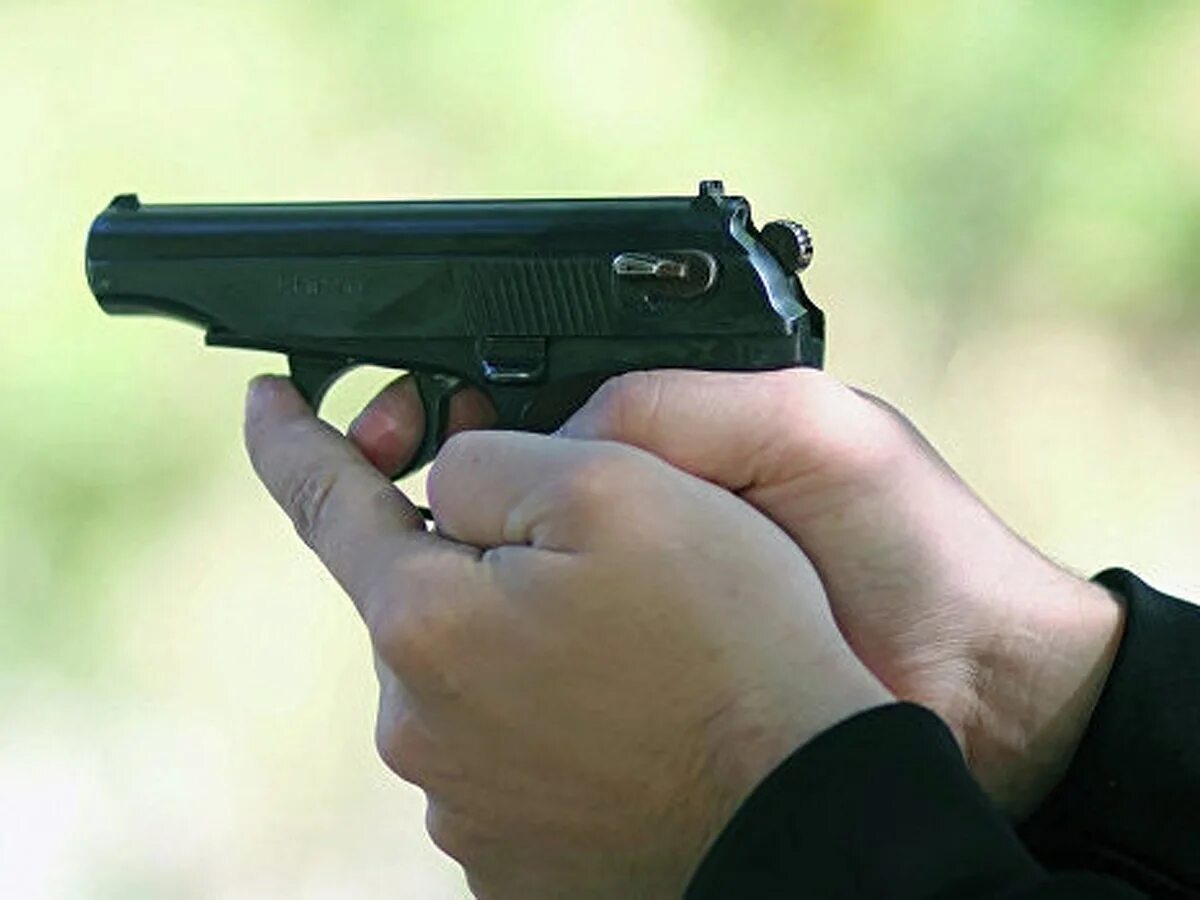 Выстрел из пневматического пистолета. Стрельба из травматического пистолета. Выстрел с травматического пистолета. Пм стрельба. Стрельба из травматического пистолета.