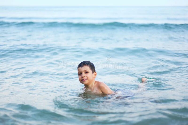 Азиатский ребенок на море. Boy Swim in the Sea. Boy swimming in the Sea. Дети на море топлесс gif.